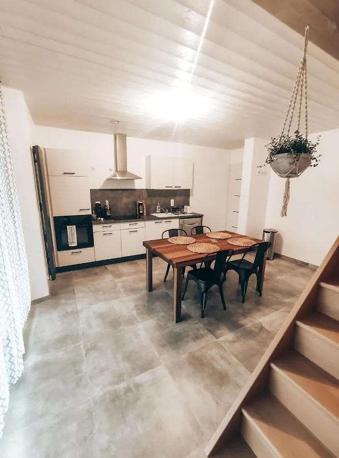 Appartement Le Verdi-à côté de GENEVE-Calme-CONFORTABLE-WIFI-Parking à Neydens